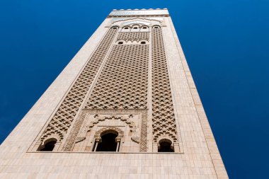 Casablanca, Fas - 17 Ağustos 2023 Hasan II Camii Casablanca 'da bulunan bir camidir. Kısmen deniz üzerine inşa edilmiş, dinsel bir kültür kompleksi ve gezegenin en büyük camilerinden biridir..