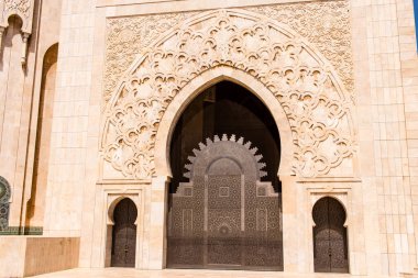 Casablanca, Fas - 17 Ağustos 2023 Hasan II Camii Casablanca 'da bulunan bir camidir. Kısmen deniz üzerine inşa edilmiş, dinsel bir kültür kompleksi ve gezegenin en büyük camilerinden biridir..