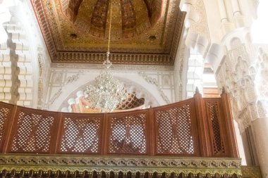 Casablanca, Fas - 17 Ağustos 2023 Hasan II Camii 'nin içinde, Kazablanka' da bir cami. Kısmen deniz üzerine inşa edilmiş, bir dini kültür kompleksi ve gezegendeki en büyük camilerden biri..