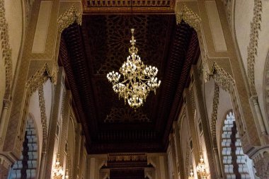 Casablanca, Fas - 17 Ağustos 2023 Hasan II Camii 'nin içinde, Kazablanka' da bir cami. Kısmen deniz üzerine inşa edilmiş, bir dini kültür kompleksi ve gezegendeki en büyük camilerden biri..