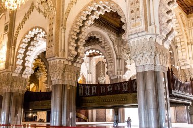 Casablanca, Fas - 17 Ağustos 2023 Hasan II Camii 'nin içinde, Kazablanka' da bir cami. Kısmen deniz üzerine inşa edilmiş, bir dini kültür kompleksi ve gezegendeki en büyük camilerden biri..