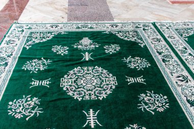 Casablanca, Fas - 17 Ağustos 2023 Hasan II Camii 'nin içinde, Kazablanka' da bir cami. Kısmen deniz üzerine inşa edilmiş, bir dini kültür kompleksi ve gezegendeki en büyük camilerden biri..