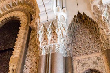 Casablanca, Fas - 17 Ağustos 2023 Hasan II Camii 'nin içinde, Kazablanka' da bir cami. Kısmen deniz üzerine inşa edilmiş, bir dini kültür kompleksi ve gezegendeki en büyük camilerden biri..