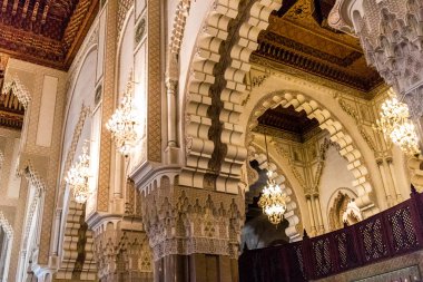 Casablanca, Fas - 17 Ağustos 2023 Hasan II Camii 'nin içinde, Kazablanka' da bir cami. Kısmen deniz üzerine inşa edilmiş, bir dini kültür kompleksi ve gezegendeki en büyük camilerden biri..