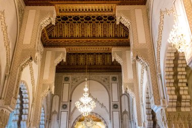Casablanca, Fas - 17 Ağustos 2023 Hasan II Camii 'nin içinde, Kazablanka' da bir cami. Kısmen deniz üzerine inşa edilmiş, bir dini kültür kompleksi ve gezegendeki en büyük camilerden biri..