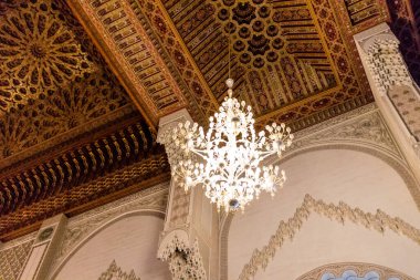 Casablanca, Fas - 17 Ağustos 2023 Hasan II Camii 'nin içinde, Kazablanka' da bir cami. Kısmen deniz üzerine inşa edilmiş, bir dini kültür kompleksi ve gezegendeki en büyük camilerden biri..