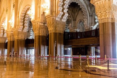 Casablanca, Fas - 17 Ağustos 2023 Hasan II Camii 'nin içinde, Kazablanka' da bir cami. Kısmen deniz üzerine inşa edilmiş, bir dini kültür kompleksi ve gezegendeki en büyük camilerden biri..