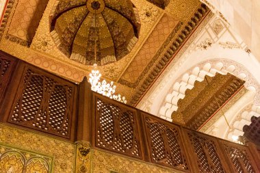 Casablanca, Fas - 17 Ağustos 2023 Hasan II Camii 'nin içinde, Kazablanka' da bir cami. Kısmen deniz üzerine inşa edilmiş, bir dini kültür kompleksi ve gezegendeki en büyük camilerden biri..