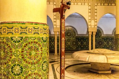 Casablanca, Fas - 17 Ağustos 2023 Hasan II Camii 'nin içinde, Kazablanka' da bir cami. Kısmen deniz üzerine inşa edilmiş, bir dini kültür kompleksi ve gezegendeki en büyük camilerden biri..