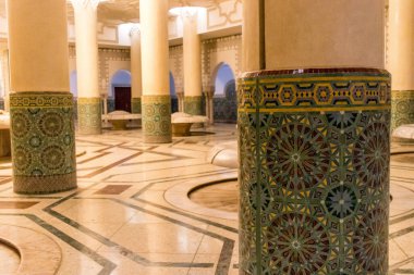 Casablanca, Fas - 17 Ağustos 2023 Hasan II Camii 'nin içinde, Kazablanka' da bir cami. Kısmen deniz üzerine inşa edilmiş, bir dini kültür kompleksi ve gezegendeki en büyük camilerden biri..