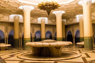 Casablanca, Fas - 17 Ağustos 2023 Hasan II Camii 'nin içinde, Kazablanka' da bir cami. Kısmen deniz üzerine inşa edilmiş, bir dini kültür kompleksi ve gezegendeki en büyük camilerden biri..