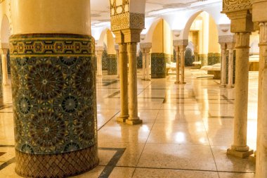 Casablanca, Fas - 17 Ağustos 2023 Hasan II Camii 'nin içinde, Kazablanka' da bir cami. Kısmen deniz üzerine inşa edilmiş, bir dini kültür kompleksi ve gezegendeki en büyük camilerden biri..