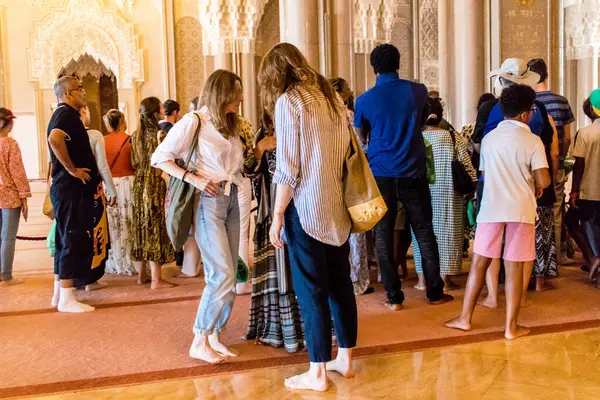 카사블랑카 모로코 2023년 17일 카사블랑카에 위치한 모스크를 방문하는 관광객 바다에 — 스톡 사진