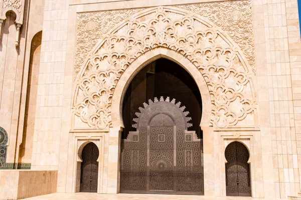 カサブランカ モロッコ 2023年8月17日 ハッサン2世モスクはカサブランカにあるモスクです 部分的に海に建てられ それは宗教的な文化的複合体であり 地球上で最大のモスクの1つです — ストック写真