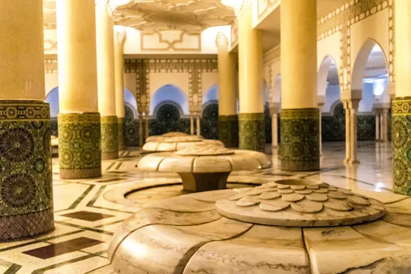 カサブランカ モロッコ 2023年8月17日 カサブランカにあるモスク ハッサンIiモスクの内部 部分的に海上に建てられました 宗教的な文化的複合体と地球上で最大のモスクの一つ — ストック写真