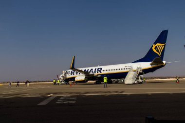 Essaouira, Fas - 29 Ağustos 2023 Turistler Fas 'taki Essaouira havaalanından İspanya' daki Madrid 'e Ryanair havayolu ile uçuyorlar. Ryanair, Fas 'ta birçok hedefe hizmet etmektedir..