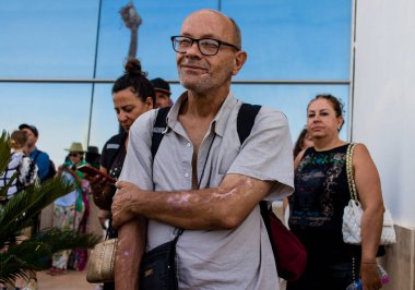 Essaouira, Fas - 29 Ağustos 2023 Turistler Fas 'taki Essaouira havaalanından İspanya' daki Madrid 'e Ryanair havayolu ile uçuyorlar. Ryanair, Fas 'ta birçok hedefe hizmet etmektedir..