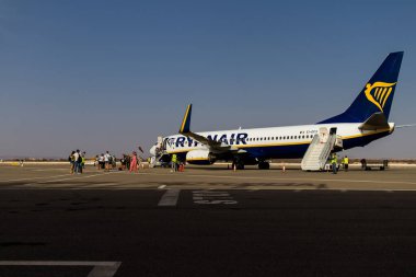 Essaouira, Fas - 29 Ağustos 2023 Turistler Fas 'taki Essaouira havaalanından İspanya' daki Madrid 'e Ryanair havayolu ile uçuyorlar. Ryanair, Fas 'ta birçok hedefe hizmet etmektedir..