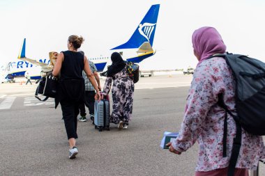 Essaouira, Fas - 29 Ağustos 2023 Turistler Fas 'taki Essaouira havaalanından İspanya' daki Madrid 'e Ryanair havayolu ile uçuyorlar. Ryanair, Fas 'ta birçok hedefe hizmet etmektedir..