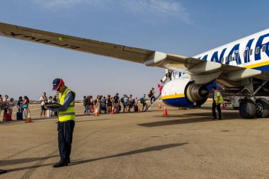 Essaouira, Fas - 29 Ağustos 2023 Turistler Fas 'taki Essaouira havaalanından İspanya' daki Madrid 'e Ryanair havayolu ile uçuyorlar. Ryanair, Fas 'ta birçok hedefe hizmet etmektedir..