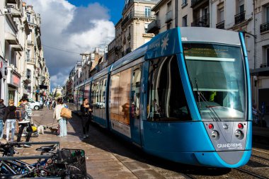 Reims, Fransa - 22 Eylül 2022 Fransa 'da Şampanya' nın başkenti Reims 'de toplu taşıma.