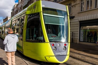 Reims, Fransa - 22 Eylül 2022 Fransa 'da Şampanya' nın başkenti Reims 'de toplu taşıma.