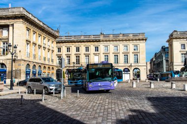 Reims, Fransa - 26 Eylül 2023 Yerel otobüs Fransa 'nın başkenti Reims' de ilerliyor.