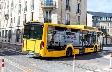 Reims, Fransa - 26 Eylül 2023 Yerel otobüs Fransa 'nın başkenti Reims' de ilerliyor.