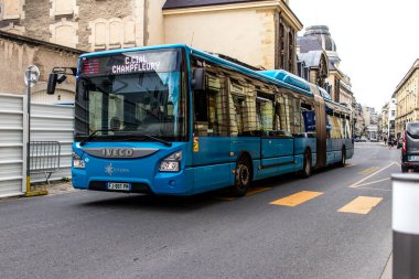 Reims, Fransa - 26 Eylül 2023 Yerel otobüs Fransa 'nın başkenti Reims' de ilerliyor.