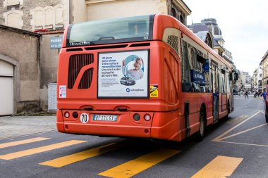 Reims, Fransa - 26 Eylül 2023 Yerel otobüs Fransa 'nın başkenti Reims' de ilerliyor.