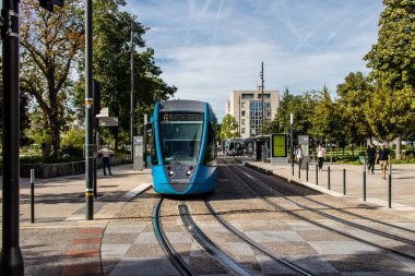 Reims, Fransa - 26 Eylül 2023 Modern elektrikli tramvay Fransa 'nın sembolik bir şehri ve Şampanya' nın başkenti Reims caddelerinde yuvarlanıyor..