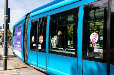 Reims, Fransa - 26 Eylül 2023 Modern elektrikli tramvay Fransa 'nın sembolik bir şehri ve Şampanya' nın başkenti Reims caddelerinde yuvarlanıyor..