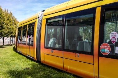Reims, Fransa - 26 Eylül 2023 Modern elektrikli tramvay Fransa 'nın sembolik bir şehri ve Şampanya' nın başkenti Reims caddelerinde yuvarlanıyor..