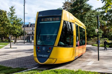 Reims, Fransa - 26 Eylül 2023 Modern elektrikli tramvay Fransa 'nın sembolik bir şehri ve Şampanya' nın başkenti Reims caddelerinde yuvarlanıyor..