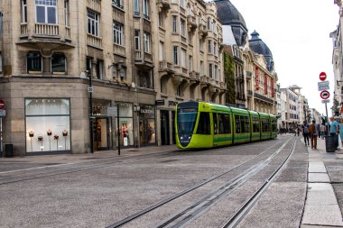 Reims, Fransa - 26 Eylül 2023 Modern elektrikli tramvay Fransa 'nın sembolik bir şehri ve Şampanya' nın başkenti Reims caddelerinde yuvarlanıyor..