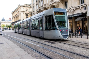 Reims, Fransa - 26 Eylül 2023 Modern elektrikli tramvay Fransa 'nın sembolik bir şehri ve Şampanya' nın başkenti Reims caddelerinde yuvarlanıyor..