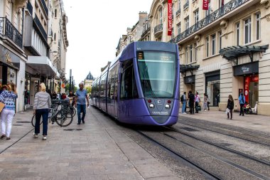 Reims, Fransa - 26 Eylül 2023 Modern elektrikli tramvay Fransa 'nın sembolik bir şehri ve Şampanya' nın başkenti Reims caddelerinde yuvarlanıyor..