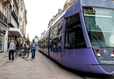 Reims, Fransa - 26 Eylül 2023 Modern elektrikli tramvay Fransa 'nın sembolik bir şehri ve Şampanya' nın başkenti Reims caddelerinde yuvarlanıyor..