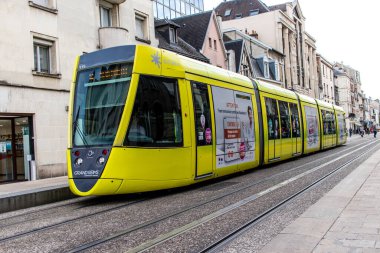 Reims, Fransa - 26 Eylül 2023 Modern elektrikli tramvay Fransa 'nın sembolik bir şehri ve Şampanya' nın başkenti Reims caddelerinde yuvarlanıyor..