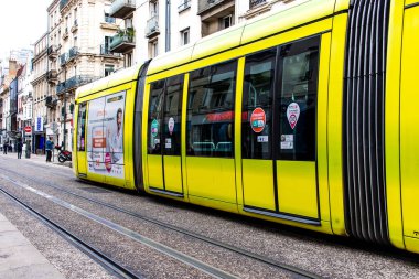 Reims, Fransa - 26 Eylül 2023 Modern elektrikli tramvay Fransa 'nın sembolik bir şehri ve Şampanya' nın başkenti Reims caddelerinde yuvarlanıyor..