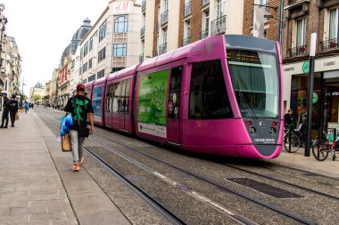 Reims, Fransa - 26 Eylül 2023 Modern elektrikli tramvay Fransa 'nın sembolik bir şehri ve Şampanya' nın başkenti Reims caddelerinde yuvarlanıyor..