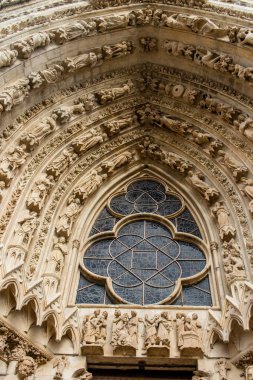 Reims, Fransa - 26 Eylül 2023 Notre Dame de Reims Katedrali dış cephesi, Fransa 'nın Büyük Doğu bölgesindeki tarihi bir anıt.