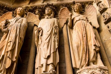 Reims, Fransa - 26 Eylül 2023 Notre Dame de Reims Katedrali dış cephesi, Fransa 'nın Büyük Doğu bölgesindeki tarihi bir anıt.