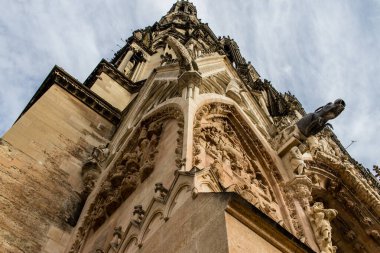 Reims, Fransa - 26 Eylül 2023 Notre Dame de Reims Katedrali dış cephesi, Fransa 'nın Büyük Doğu bölgesindeki tarihi bir anıt.