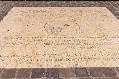 Reims, Fransa - 26 Eylül 2023 Notre Dame de Reims Katedrali dış cephesi, Fransa 'nın Büyük Doğu bölgesindeki tarihi bir anıt.