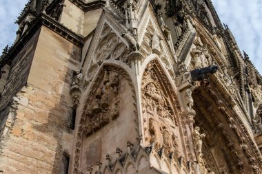 Reims, Fransa - 26 Eylül 2023 Notre Dame de Reims Katedrali dış cephesi, Fransa 'nın Büyük Doğu bölgesindeki tarihi bir anıt.