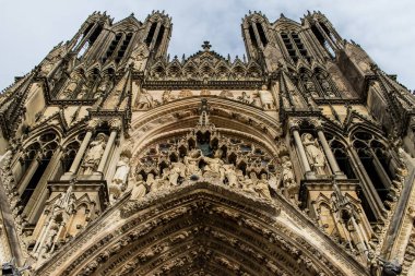 Reims, Fransa - 26 Eylül 2023 Notre Dame de Reims Katedrali dış cephesi, Fransa 'nın Büyük Doğu bölgesindeki tarihi bir anıt.