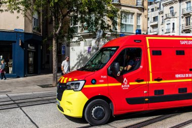 Reims, Fransa - 26 Eylül 2023 itfaiye aracı, Fransa 'nın başkenti ve sembolik bir şehir olan Reims sokaklarından geçiyor.