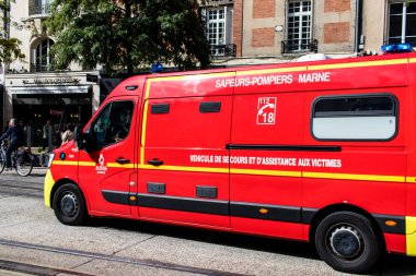 Reims, Fransa - 26 Eylül 2023 itfaiye aracı, Fransa 'nın başkenti ve sembolik bir şehir olan Reims sokaklarından geçiyor.