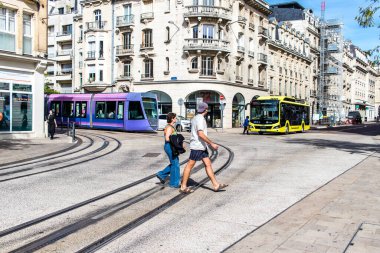 Reims, Fransa - 26 Eylül 2023 Reims caddesinde dolaşan insanlar, sembolik bir şehir ve Fransa 'nın şampanya başkenti